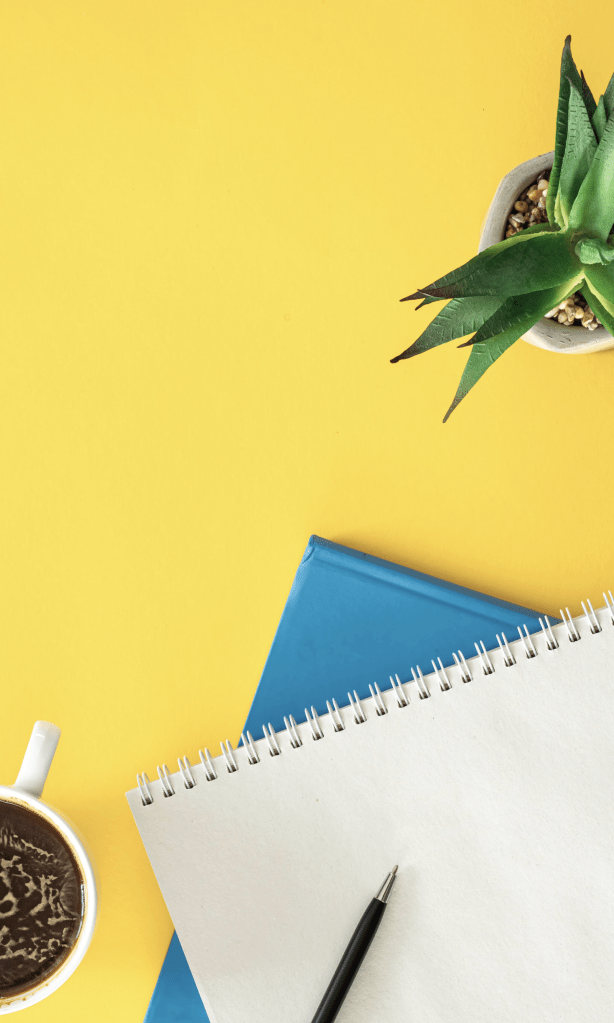 Carnet et tasse de café sur fond jaune, symbolisant un cadre clair et bienveillant pour la consultation avec Laetitia Hanot, psychologue clinicienne à Sceaux.